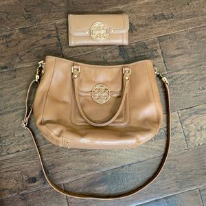 Tory Burch Amanda Hobo crossbody purse and wallet